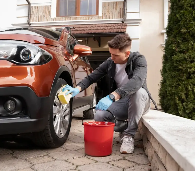Lavage auto à domicile Fleury-sur-Loire : professionnel intervenant sur un véhicule